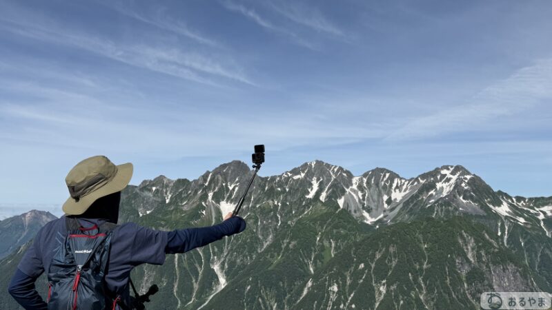 Insta360 Ace Pro 2と穂高連峰の景色を自撮りする様子
