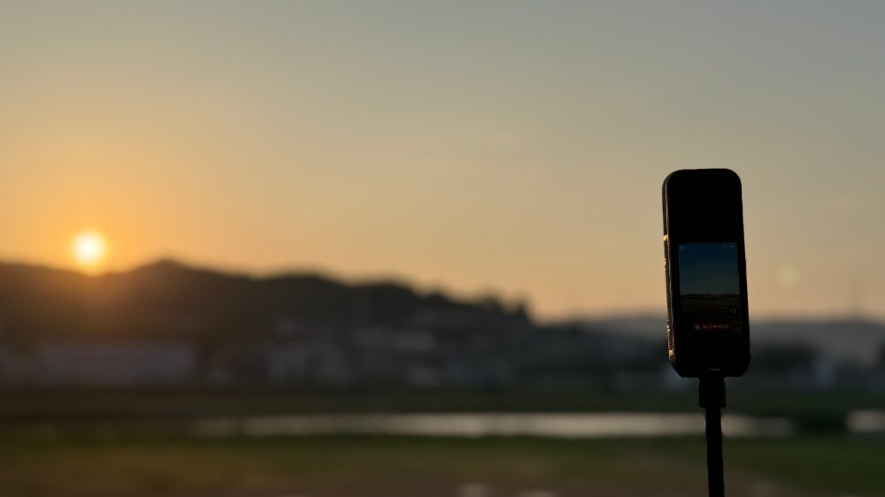 Insta360 X5の本体と朝日の写真
