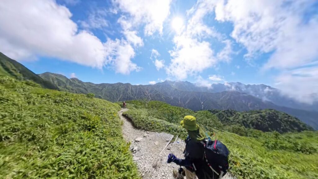 槍ヶ岳を望みながら歩く姿(Insta360 X4にて撮影)