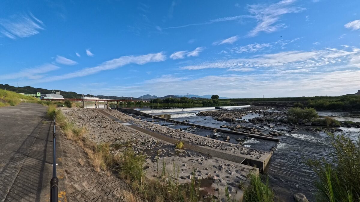 Insta360 GO Ultra 晴れの日の河原の画像