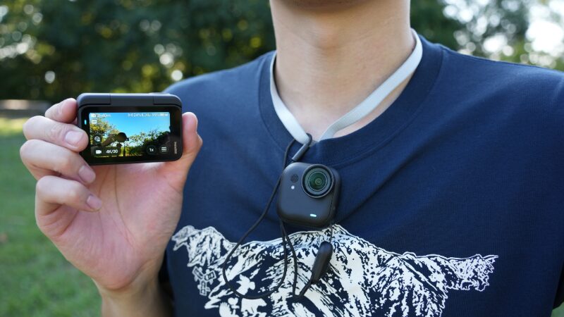 Insta360 GO Ultraの胸元固定の様子