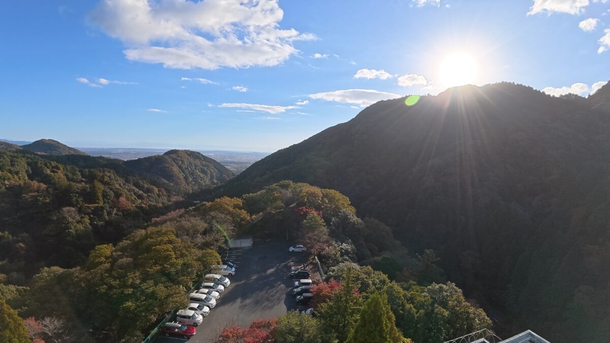 逆光環境での紅葉の山の画像_DJI Osmo Action 6にて撮影