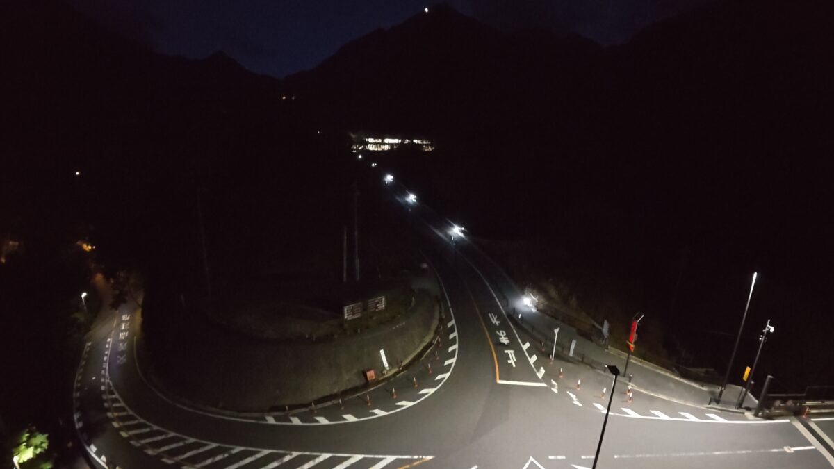 夜間の山の道路の写真_DJI Osmo Action 6にて撮影