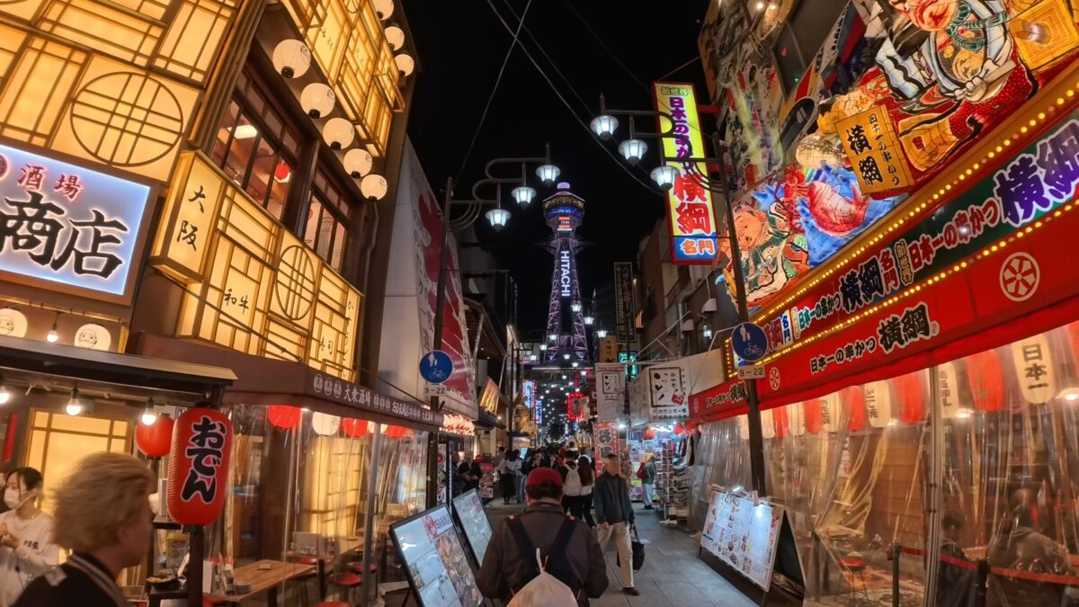 Insta360 Ace Pro 2で撮影した通天閣の夜景画像