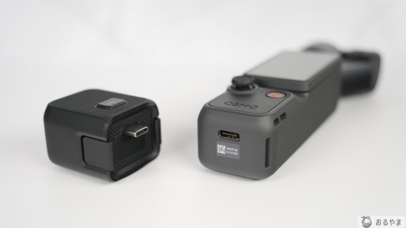 DJI Osmo Pocket 4の底面ネジ穴に付属三脚を装着した様子