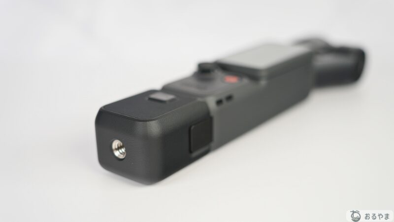 DJI Osmo Pocket 4の底面ハンドルを付ける様子