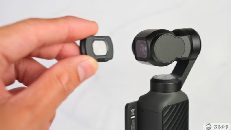 DJI Osmo Pocket 4にマグネット式広角レンズを装着した状態