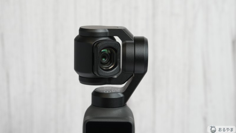 DJI Osmo Pocket 4の広角レンズ装着時にジンバルが収納干渉する様子