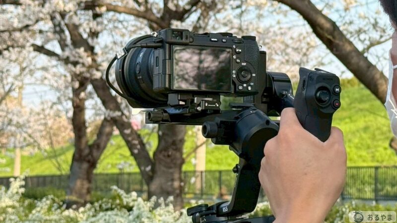 DJI RS 5 を両手で構えた撮影