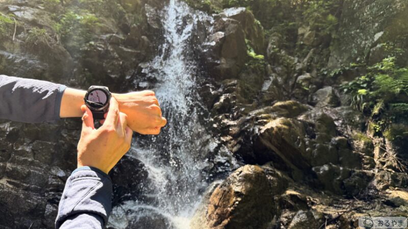 Garmin Fēnix 8 Pro AMOLED 51mm を直射日光下で確認している様子