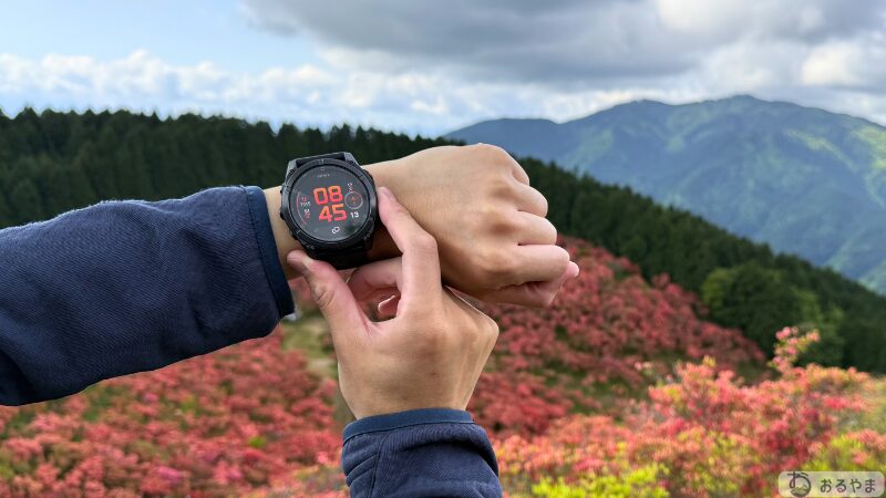 Garmin Fēnix 8 Pro AMOLED 51mm を登山シーンで装着している様子