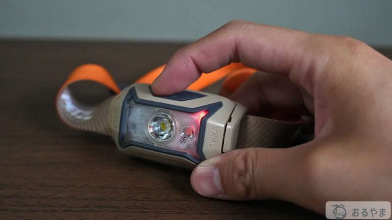 ペツル ティカコアのLOCK機能スイッチ操作シーン