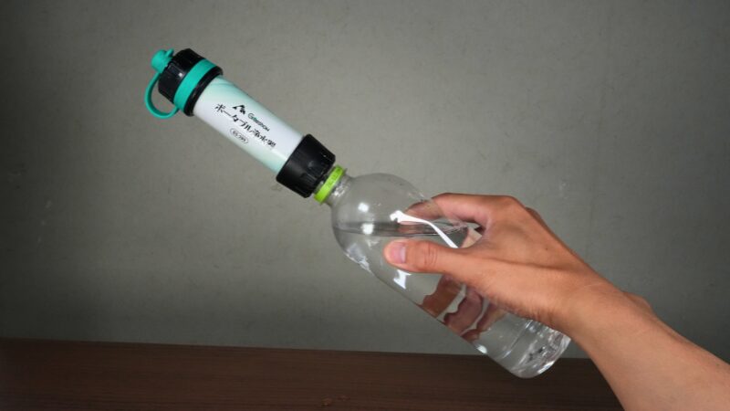 Greeshow GS-289 携帯浄水器のペットボトル装着時の様子