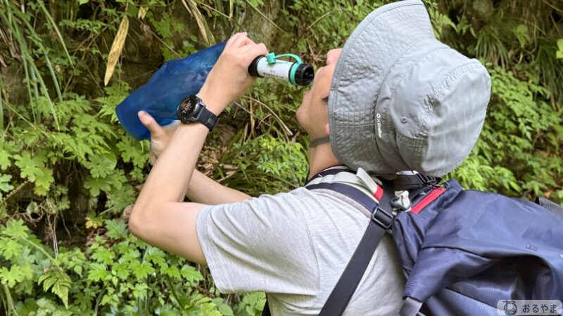 Greeshow GS-289 でろ過した湧き水を飲む様子