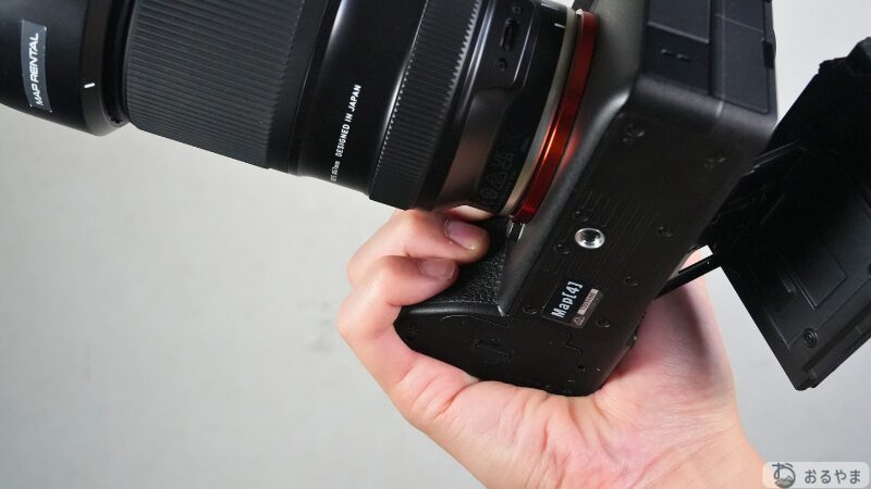 SONY α7 V グリップ 下から手持ち