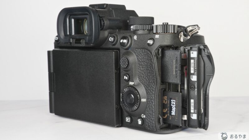 SONY α7 V のデュアルカードスロットの挿入する画像