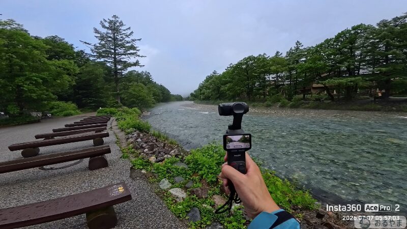 雨の上高地にて撮影する様子(Luna Ultra)