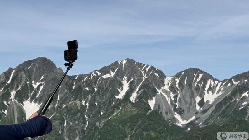 蝶ヶ岳でInsta360 Ace Pro 2を使って撮影するシーン