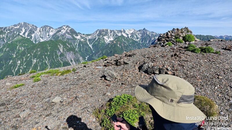 槍ヶ岳を背景にLuna Ultraで撮影した登山自撮り