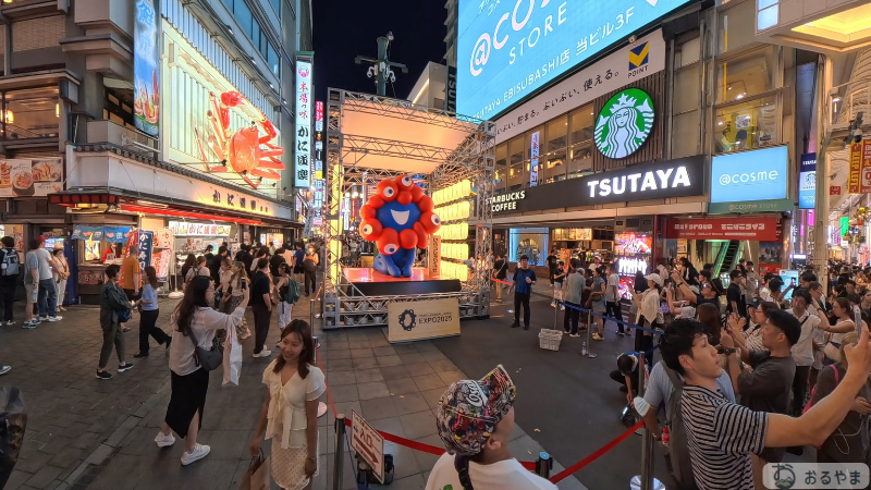 Insta360 X5で撮影した道頓堀の人混みの夜景とミャクミャク像