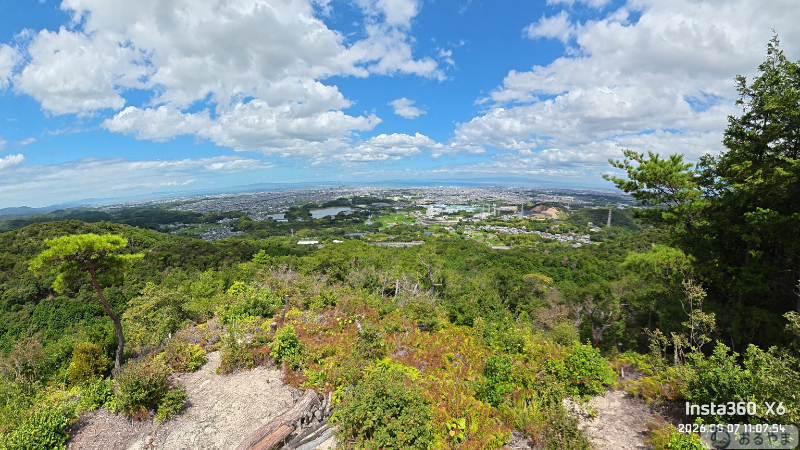 Insta360 X6で撮影した低山から見た街並み