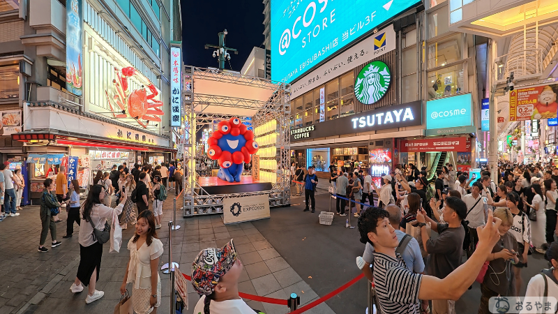 Insta360 X6で撮影した道頓堀の人混みの夜景とミャクミャク像