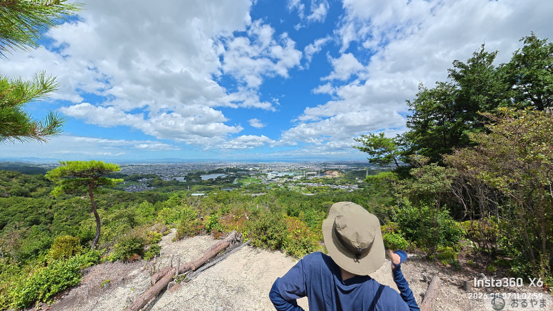 Insta360 X6で撮影した展望地からの空で自撮りする様子