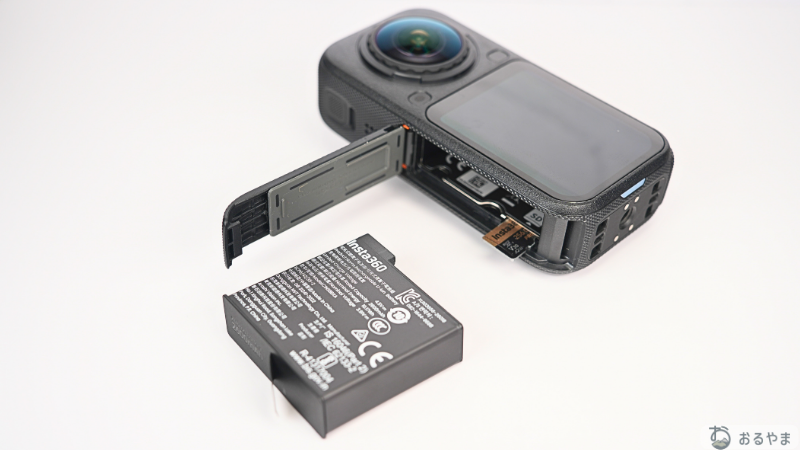 Insta360 X6にmicroSDカードを挿入する様子