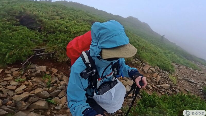 カリマーWTX 2.5L jktを雨の中で使用する様子