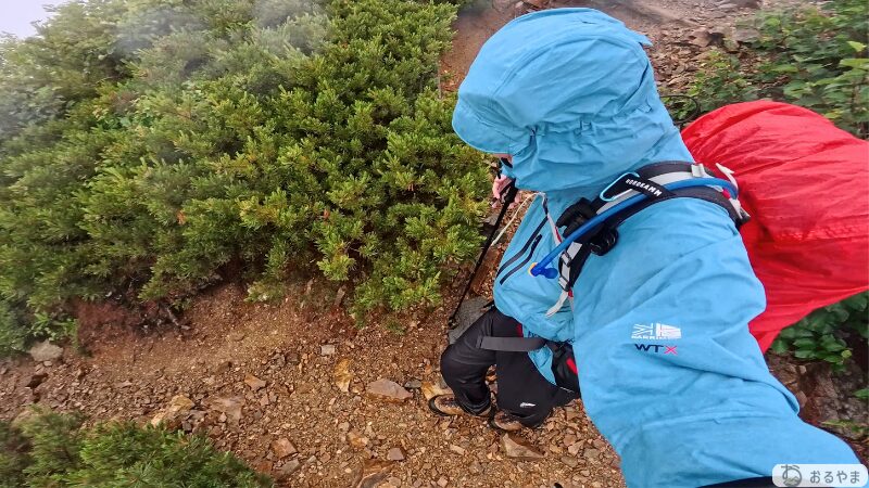 カリマーWTX 2.5L jktレインウェアを雨の中で使用する様子