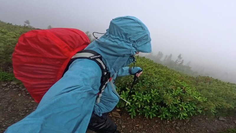 カリマーWTX 2.5L jktを雨の中で使用する様子