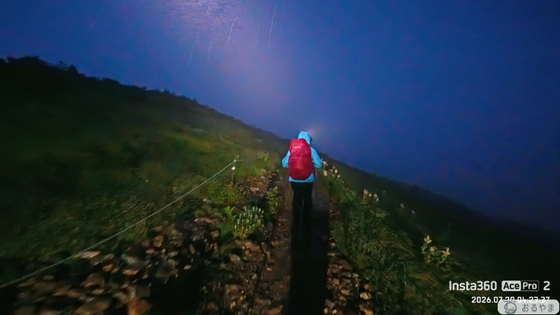ペツルのヘッドライトを点けて夜明け前の登山道を歩くシーン