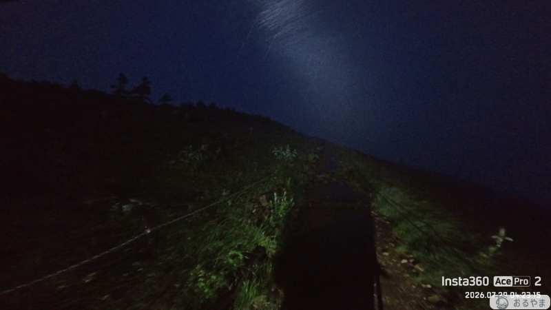 ペツルのヘッドライトで夜の稜線を照らしたシーン