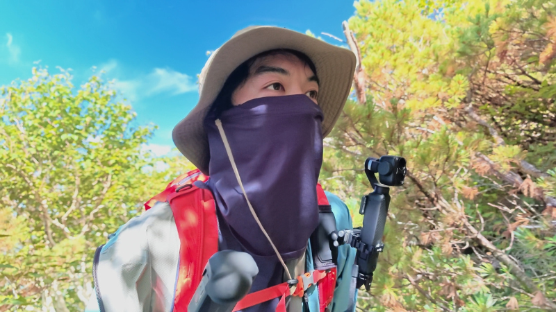 ザックのショルダーハーネスにSmallRig バックパックストラップマウントで固定したDJI Osmo Pocket 4P