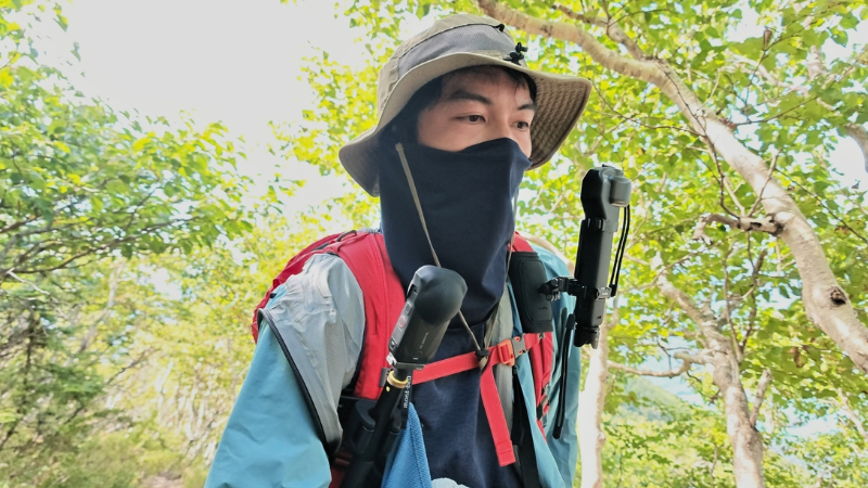 保護ケースに入れたDJI Osmo Pocket 4Pをザックのショルダーハーネスに固定して登山する様子