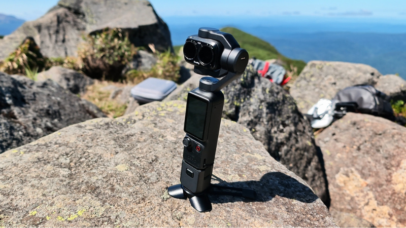 山頂の岩の上にSmallRig ミニクイックリリース三脚で立てたDJI Osmo Pocket 4P