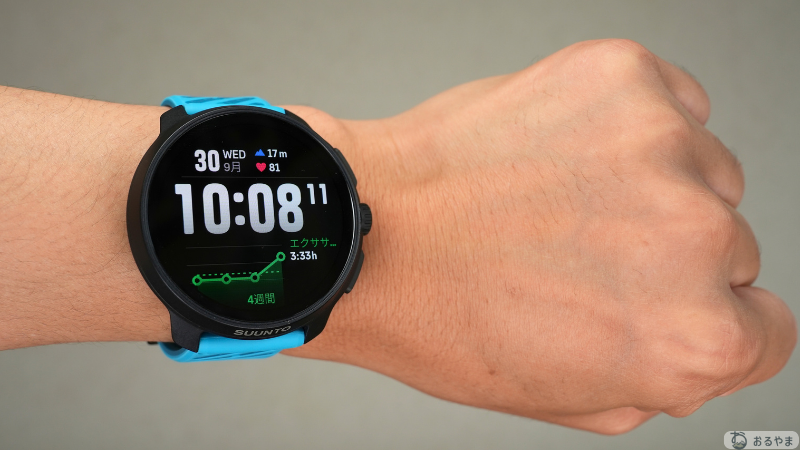 腕に着けたSUUNTO RACE 2を正面から見たところ