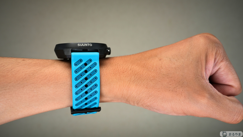 腕に着けたSUUNTO RACE 2を横から見て厚みを確認したところ