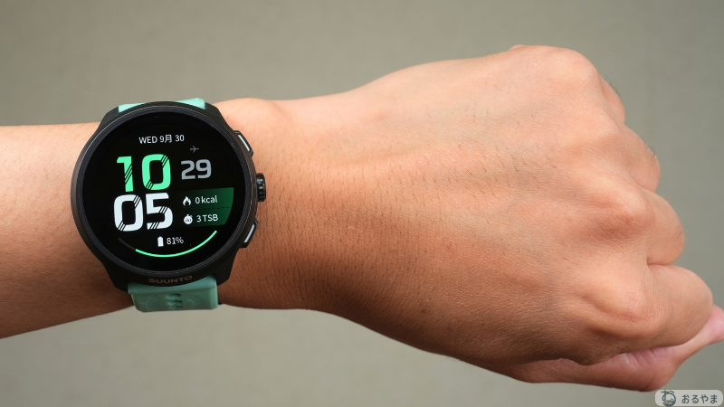 腕に着けたSUUNTO RUN 2を正面から見たところ