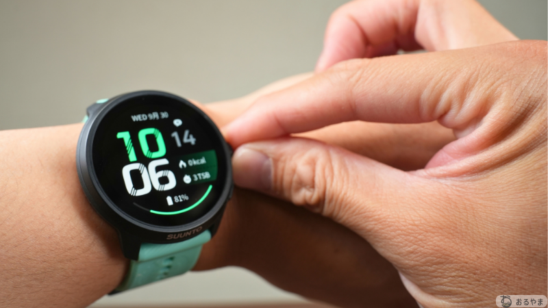 腕に着けたSUUNTO RUN 2の画面をタッチ操作しているところ