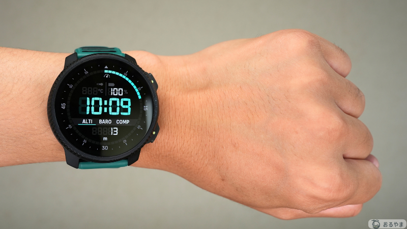 腕に着けたSUUNTO VERTICAL 2を正面から見たところ