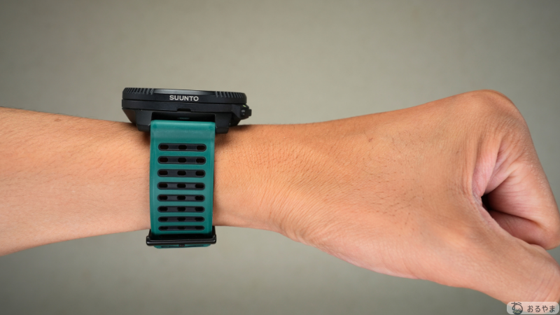 腕に着けたSUUNTO VERTICAL 2を横から見て厚みを確認したところ