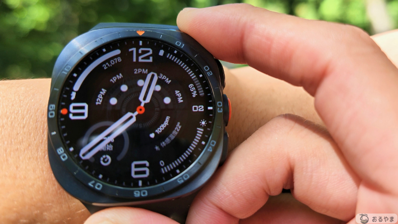 登山中にGalaxy Watch Ultra 2でYAMAPを確認する様子