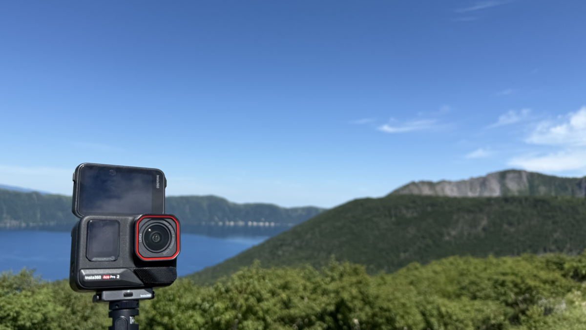 三脚に立てたInsta360 Ace Pro 2と山の湖