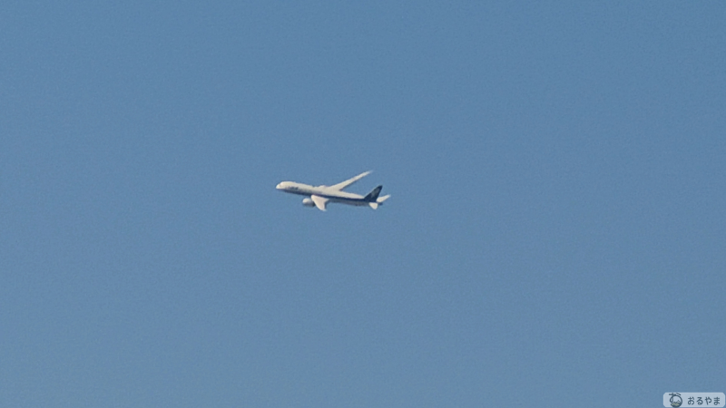 飛び立つ旅客機 Luna Ultra 超望遠レンズ22.5倍で撮影