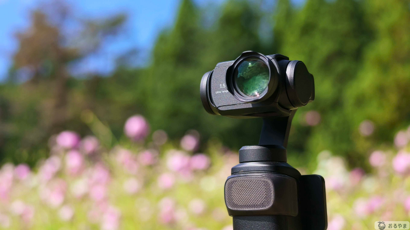超望遠レンズを装着して花畑に置いたInsta360 Luna Ultra