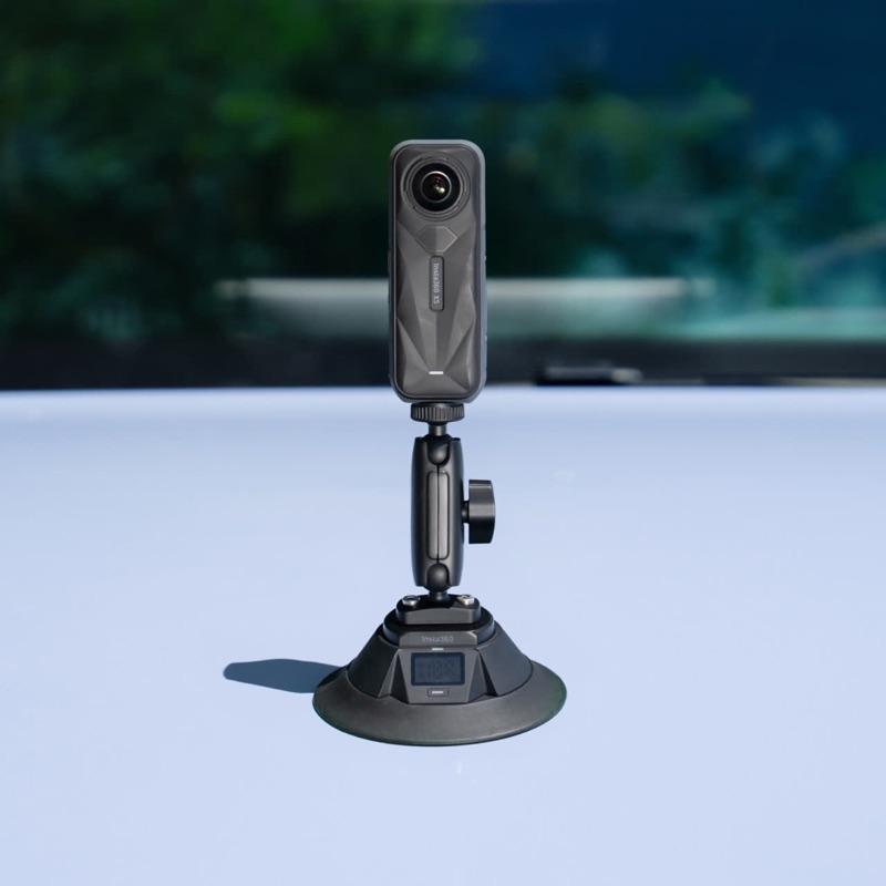 車の屋根に電動吸盤マウントで取り付けたInsta360 Xシリーズ