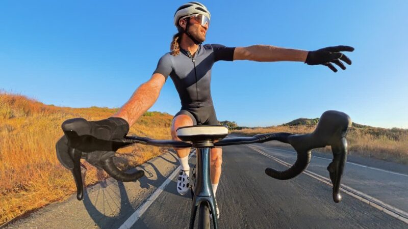 ロードバイクのハンドルにカメラを取り付けて走る様子