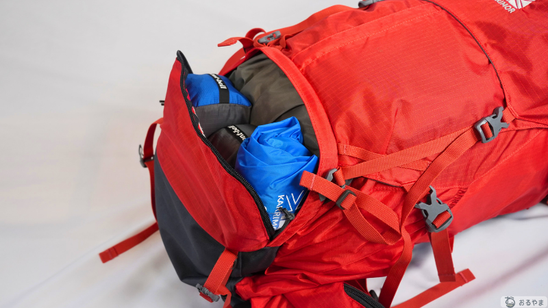 カリマー リッジ30+の前面ファスナーを開けて荷物が入った状態