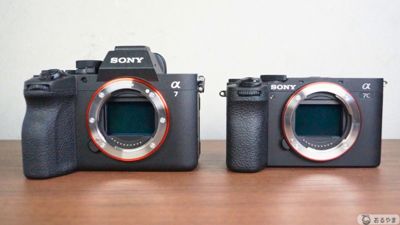 SONY α7V(左)とα7C II(右)を正面から並べた大きさ比較